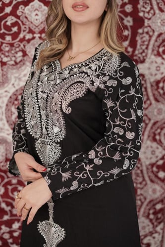 جلابية مطرزة فاخرة بتصميم ملكي ولمسة عصرية SM -83