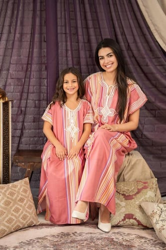 جلابية الفراشة.. حرية حركة وأناقة للأم والبنت SM -...