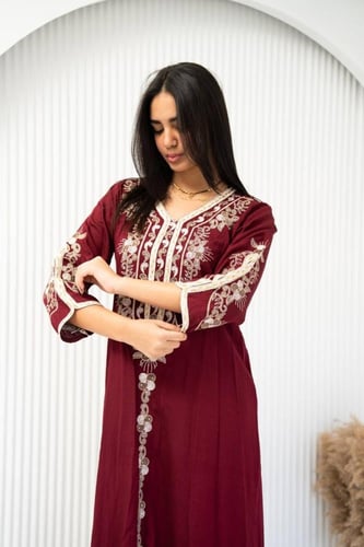 جلابية أنيقة بتفصيل مريح وتطريز فاخر SM - 2