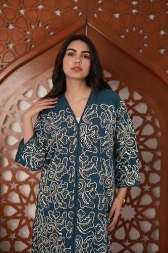 جلابية نسائية مطرزة كاملة – خيارك للذوق العالي SM...