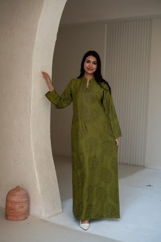 جلابية كتان تجمع الراحة والفخامة بإطلالة انيقة SM...