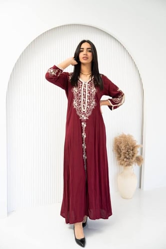 جلابية أنيقة بتفصيل مريح وتطريز فاخر SM - 2