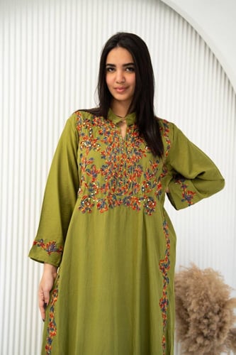 جلابية أفندينا الأنيقة بتفاصيل راقية – ذوق ما يتكر...