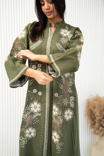 جلابية كتان فاخرة بتطريز راقي – خيارك للكشخة اليوم...