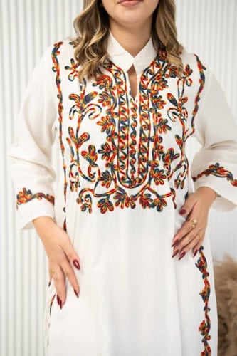 جلابية أفندينا الأنيقة بتفاصيل راقية – ذوق ما يتكر...