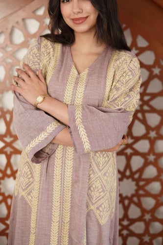 جلابية نسائية مطرزة كاملة – خيارك للذوق العالي SM...