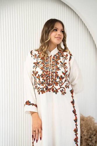 جلابية أفندينا الأنيقة بتفاصيل راقية – ذوق ما يتكر...