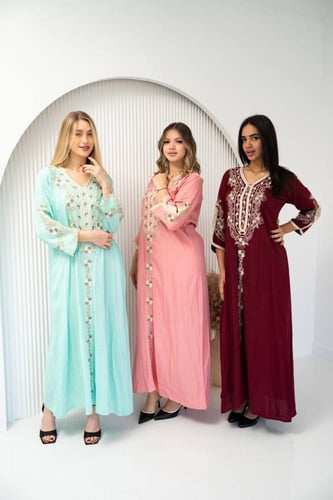 جلابية أنيقة بتفصيل مريح وتطريز فاخر SM - 2