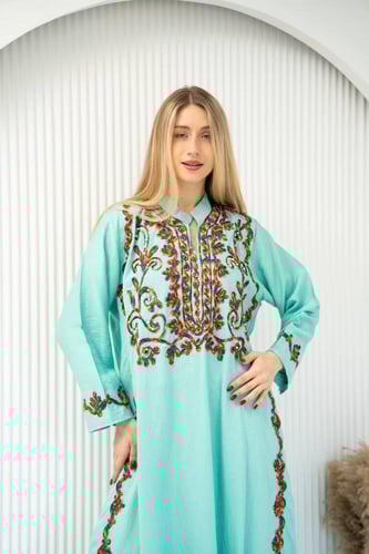 جلابية أفندينا الأنيقة بتفاصيل راقية – ذوق ما يتكر...