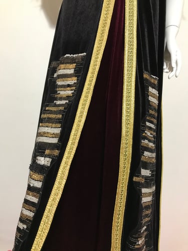 جلابية قطيفة بتصميم فريد