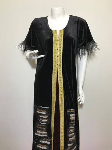 جلابية قطيفة بتصميم فريد