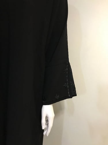 عباية بتطريز وفتحة كم