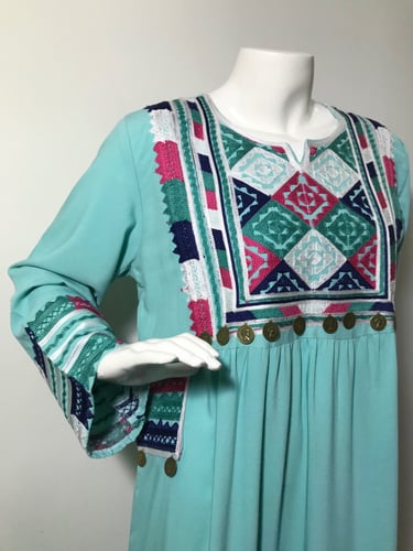 جلابية بتصميم هندسي