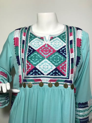 جلابية بتصميم هندسي