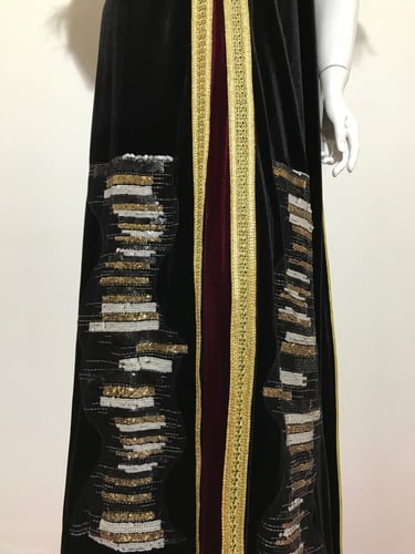 جلابية قطيفة بتصميم فريد