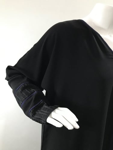 عباية كم دانتيل وخطوط كحلية