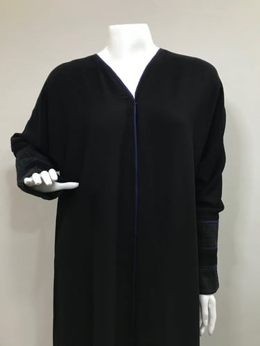 عباية كم دانتيل وخطوط كحلية