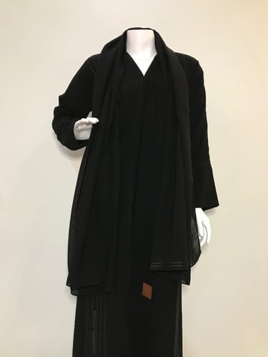 عباية سوداء بخطوط مقلمة أنيقة