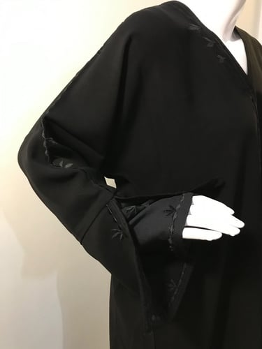 عباية بتطريز وفتحة كم