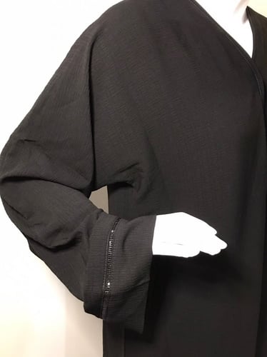 عباية كُم سلسال خفيف وأنيق