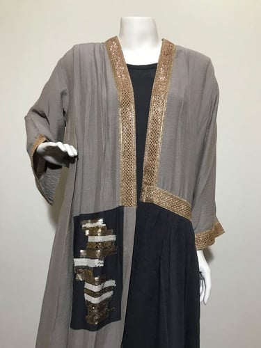 جلابية بشت بتصميم عصري فريد