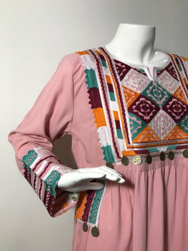 جلابية بتصميم هندسي