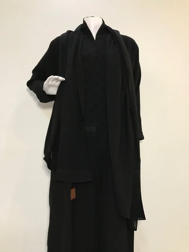 عباية مقلمة وكُم مقلوب