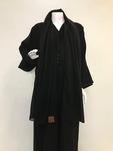 عباية بتطريز وفتحة كم