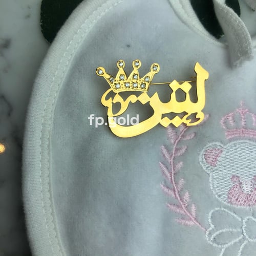 بروش تاج بالاسم مطلي ذهبي مع فصوص زريكون