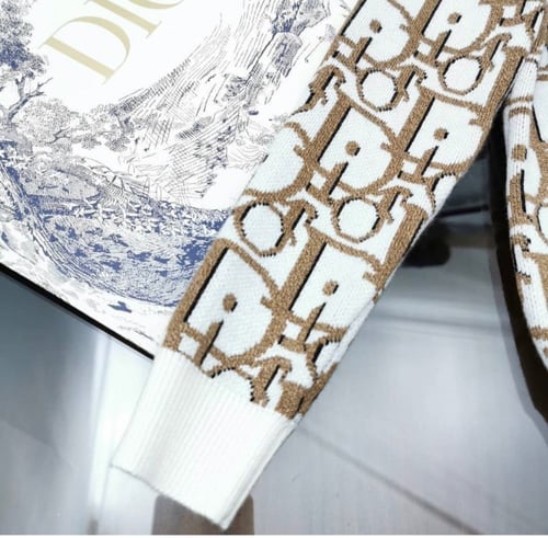 تيور ديور قطعتين البلوزة صوف مزين بميدالية ذهبي