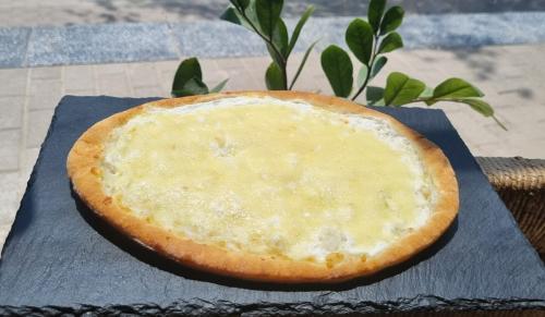 منقوشة زعتر ولبنة Manakish Thyme Labnah