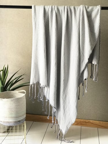 بطانية تشيفرون رمادي محبوكة مزينة بأهداب مبرومة