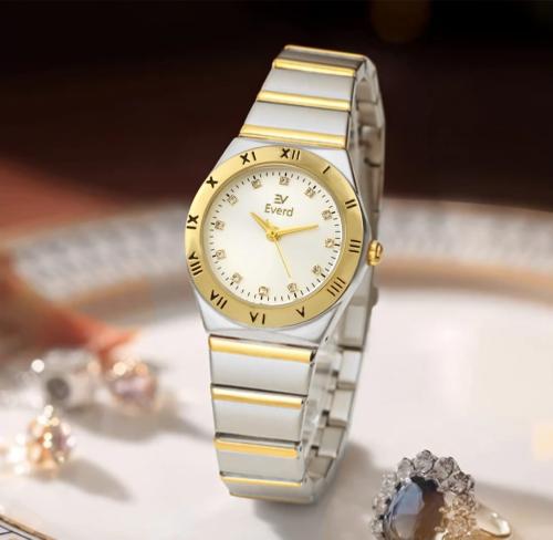 ساعه نسائية ماركة ايفرد ذهبي وفضي ميناء ابيض