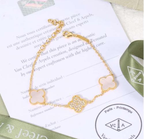 أسورة نسائية ماركة فان كليف صدفي مع الملحقات