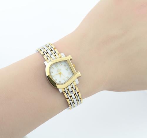 ساعه نسائية ماركة ايفرد ذهبي وفضي ميناء آبيض