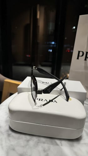 نظارة برادا نسائية اسود