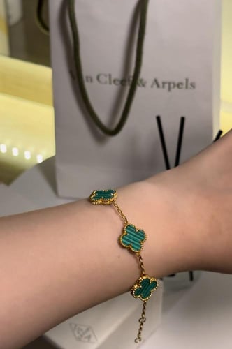 اسورة فان كليف ورده خضراء