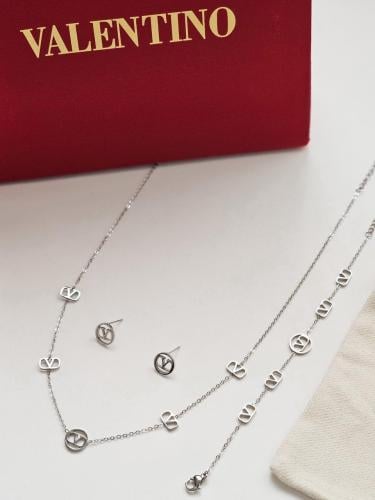 سلسال وأسورة وحلق ماركة فالنتينو فضي مع الملحقات