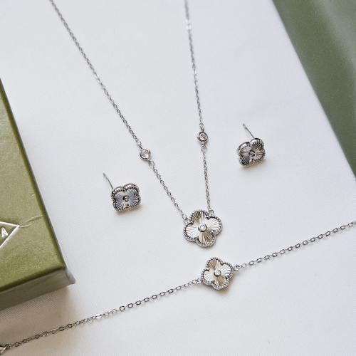 طقم سلسال واسوره وحلق ماركة فان كليف فضي مع الملحق...