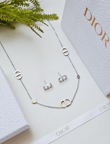 سلسال وحلق ماركة ديور فضي مع الملحقات