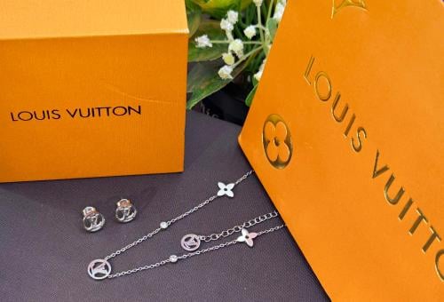 طقم لويس فيتون فضي