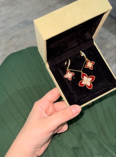 طقم فان كليف نجمة حمراء