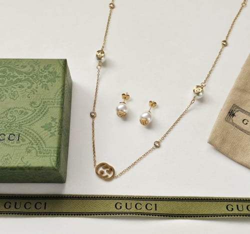 طقم حلق وسلسال طويل قوتشي ذهبي مع الملحقات