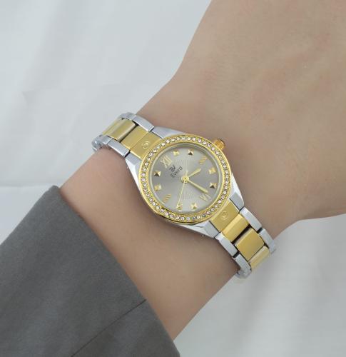 ساعه نسائية ماركة ايفرد ذهبي وفضي ميناء رمادي