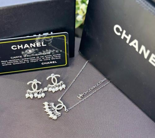 طقم شانيل فضي