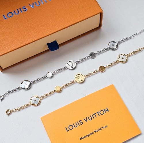 أسورة لويس فيتون مع الملحقات