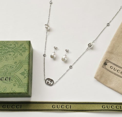 طقم حلق وسلسال طويل قوتشي فضي مع الملحقات