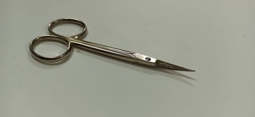 3 Claveles / مقص شارب مقاس 4(2003)