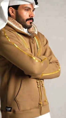 هودي بتصميم البشت خيالي