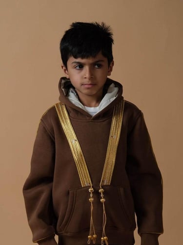 هودي بتصميم البشت خيالي